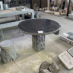 Rundt granit bord Ø100x75 cm med poleret bordplade