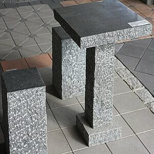 Granit cafesæt med 1 bord 60x60x75 cm og 2 skamler 30x30x45 cm