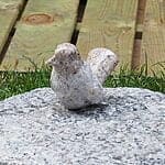 Siddende spurv poleret gul 9 cm.