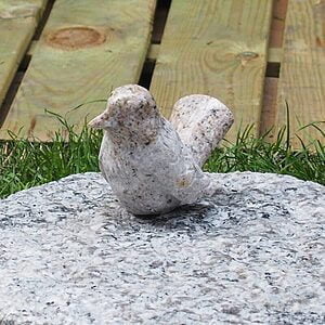 Siddende spurv poleret gul 9 cm.