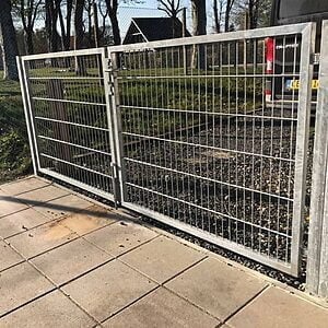 2D Panelhegns låge Galvaniseret m/ håndtag, cylinderlås og stolper Åbningsbredde: 3m