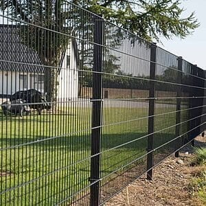 Panelhegn Sort med sorte stålstolper