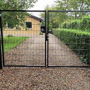 2D Panelhegns låge Sort m/ håndtag, cylinderlås og stolper Åbningsbredde: 3m