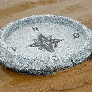 Fuglebad Med Kompas Ø35 cm Lysgrå