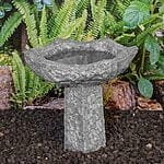 Grå 6-kantet fuglebad på sokkel 40 cm.