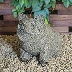 Siddende gris 25 cm Grå