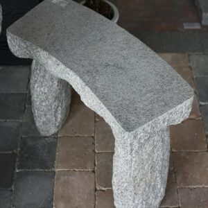 Buet granit bænk 40x100x45 cm naturform lysgrå