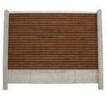 Brun raftekomposit med grå betonstolper