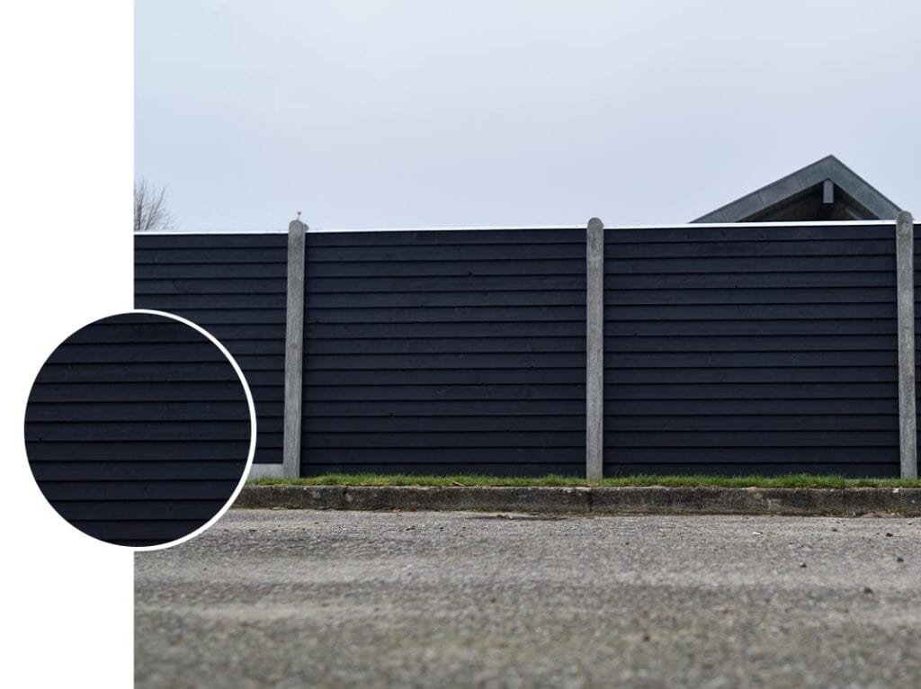 sortmalet klinkehegn med betonstolper