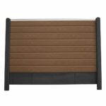 Brun blokhus med sorte betonstolper