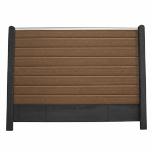 Brun blokhus med sorte betonstolper