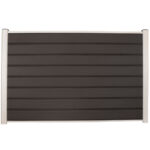 Sort blokhus med alustolper