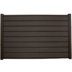 Sort blokhus med sorte alustolper