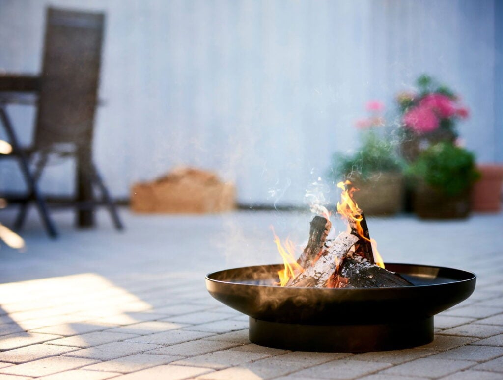 Bålfad sortlakeret på fod 😍 Perfekt til hygge aftener på…