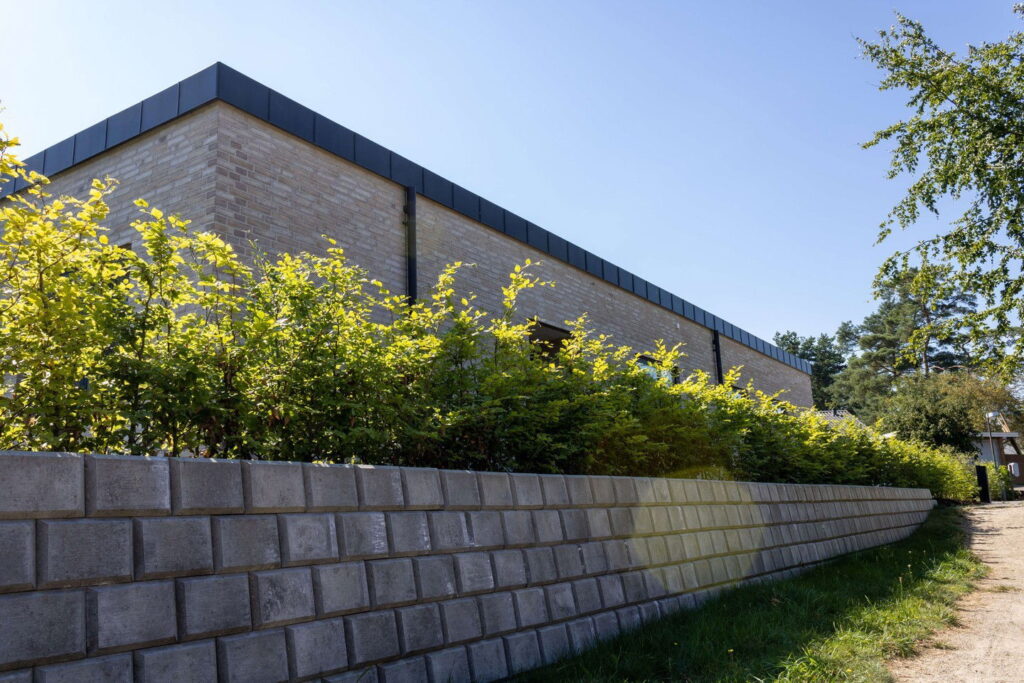 Smukke danblokke til at løse niveauforskelle #støttemur #havemur #udendørsmur #niveauforskelle…