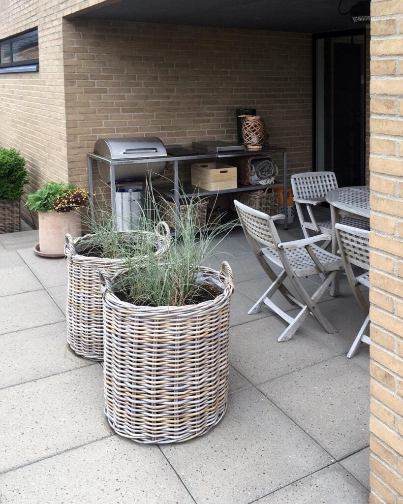 Terrasse med galvaniseret udekøkken og rattankurve 😍 👏 #udekøkken #udendørskøkken…