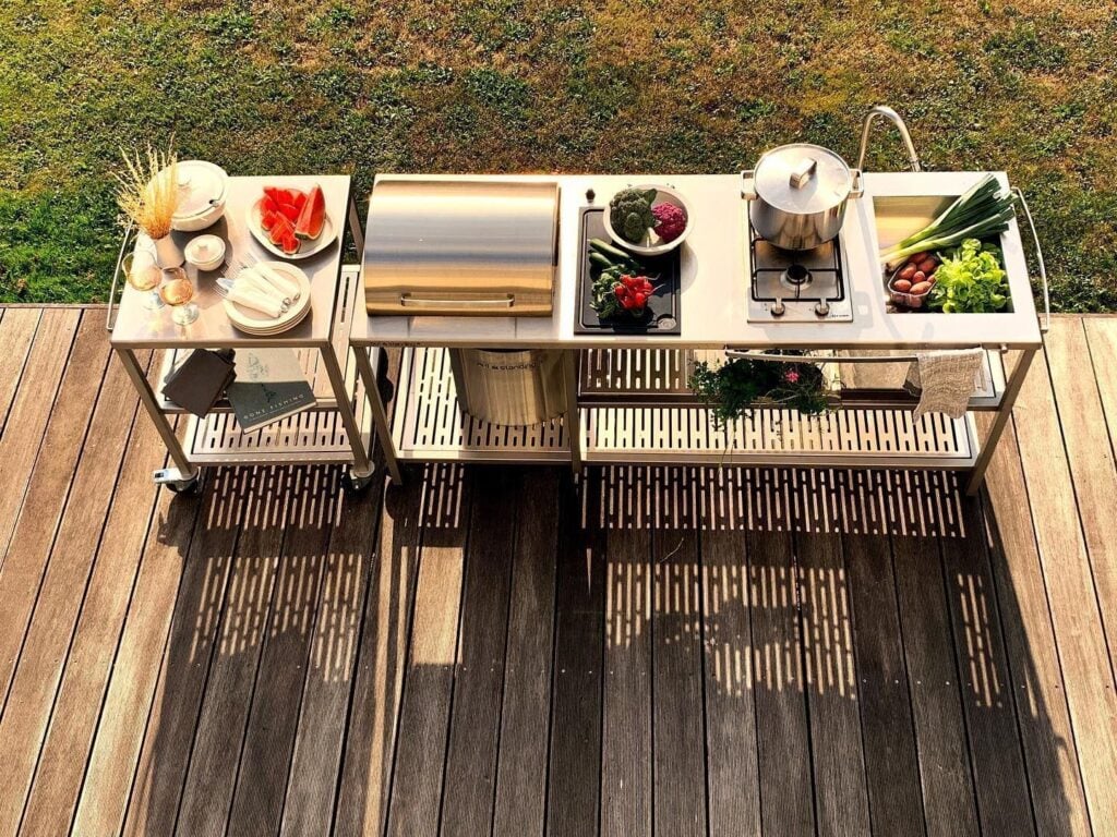 Galvaniseret udendørs køkken 😍 #udendørskøkken #udeliv #uderum #haveinspiration#udekøkken #terrasse #nybyggeri…