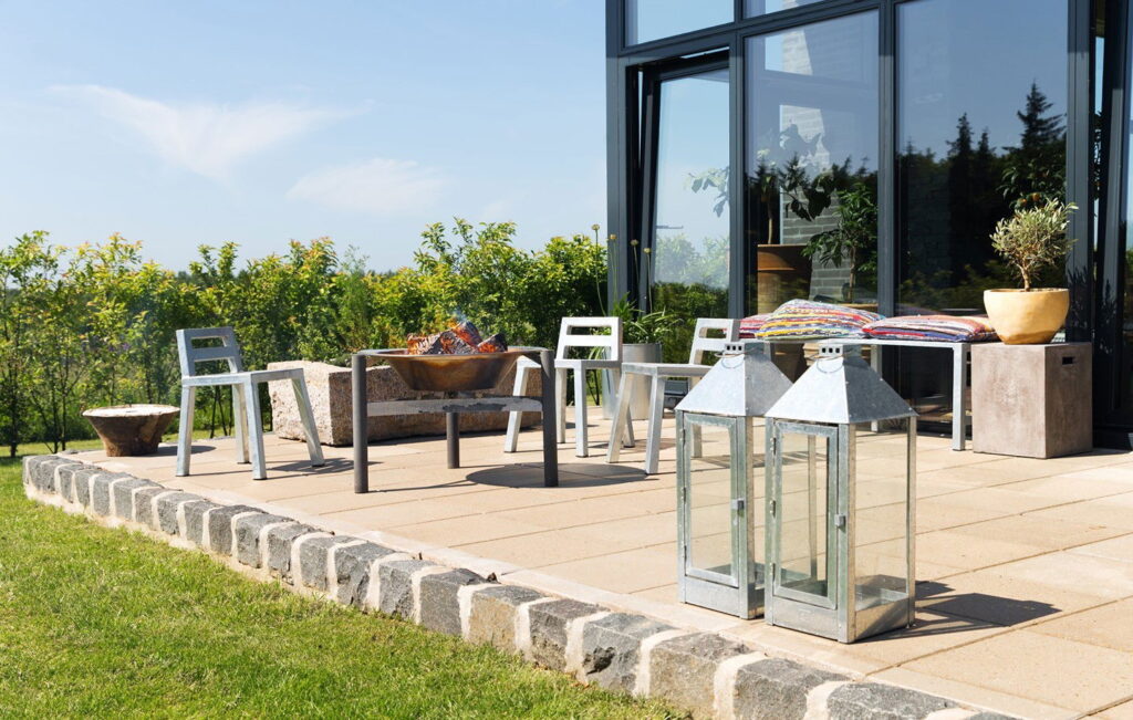 Bålsted med galvaniseret stole og lanterner 🔥 #terrasse #havefliser #lanterner…