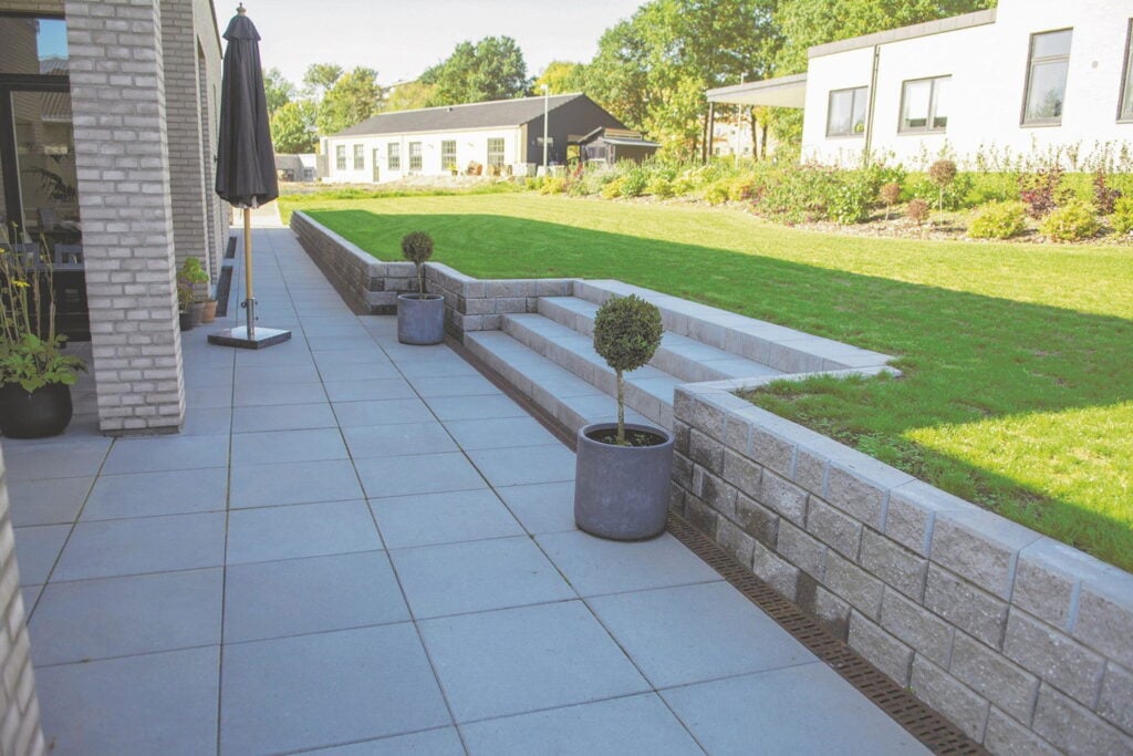 Betonfliser og easyblokke 💪 #terrasse #havefliser #betonfliser #fliser #støttemur #stoettemur…