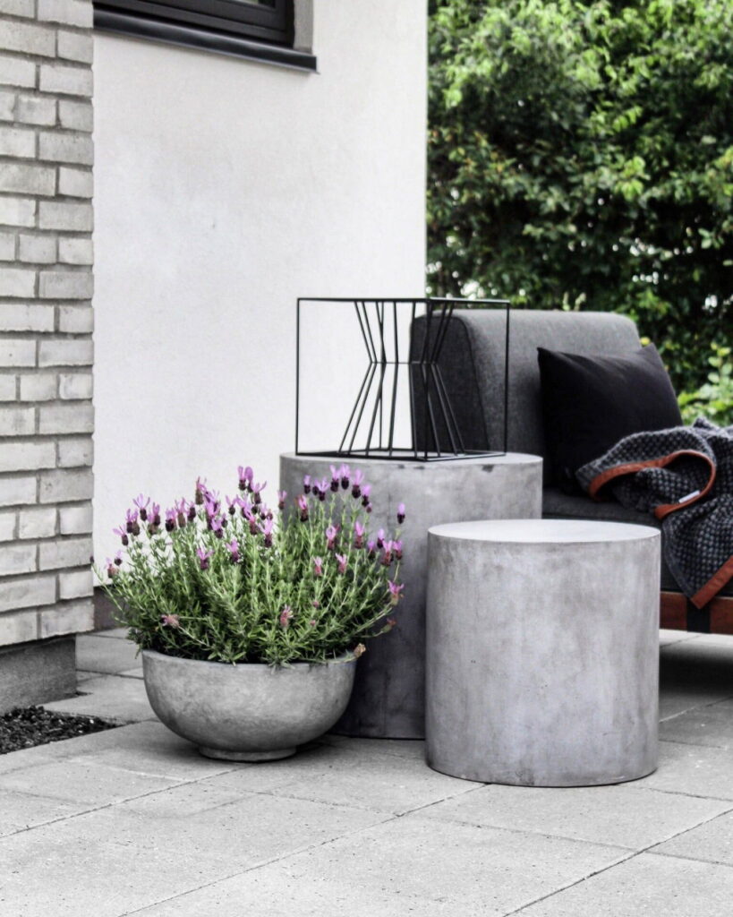Moderne uderum med 40x40 fliser og fiberbeton møbler 👏 #havefliser…