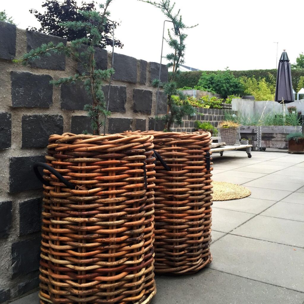 Rattan krukker pynter på alle slags terrasser #inspiration #fliser #rattankrukker…