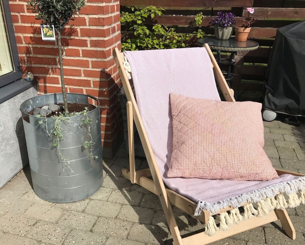 Hygge stemning på terrassen 😍 #galvaniseretkurve #havepynt #terrasse #haveprojekt #haveinspiration…