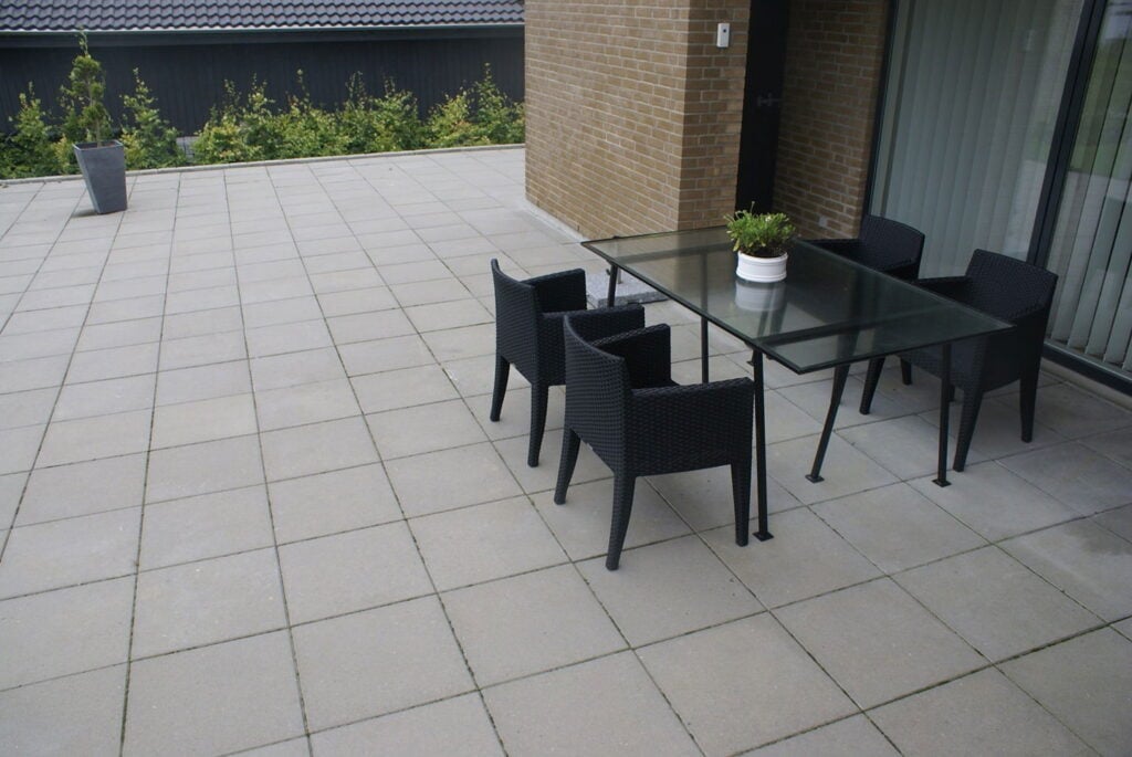 Store fliser på terrassen 🏡 #terrasse #have #inspiration #stabyfliser #fliser…