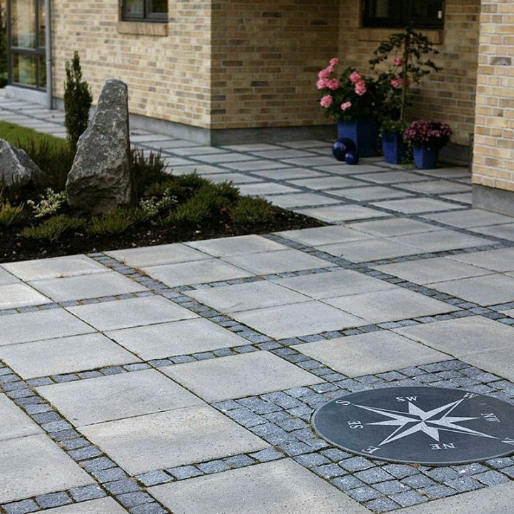 Flot forhave med betonfliser, kompasrose og chaussesten 🏡😍 #stabyfliser #forhave…