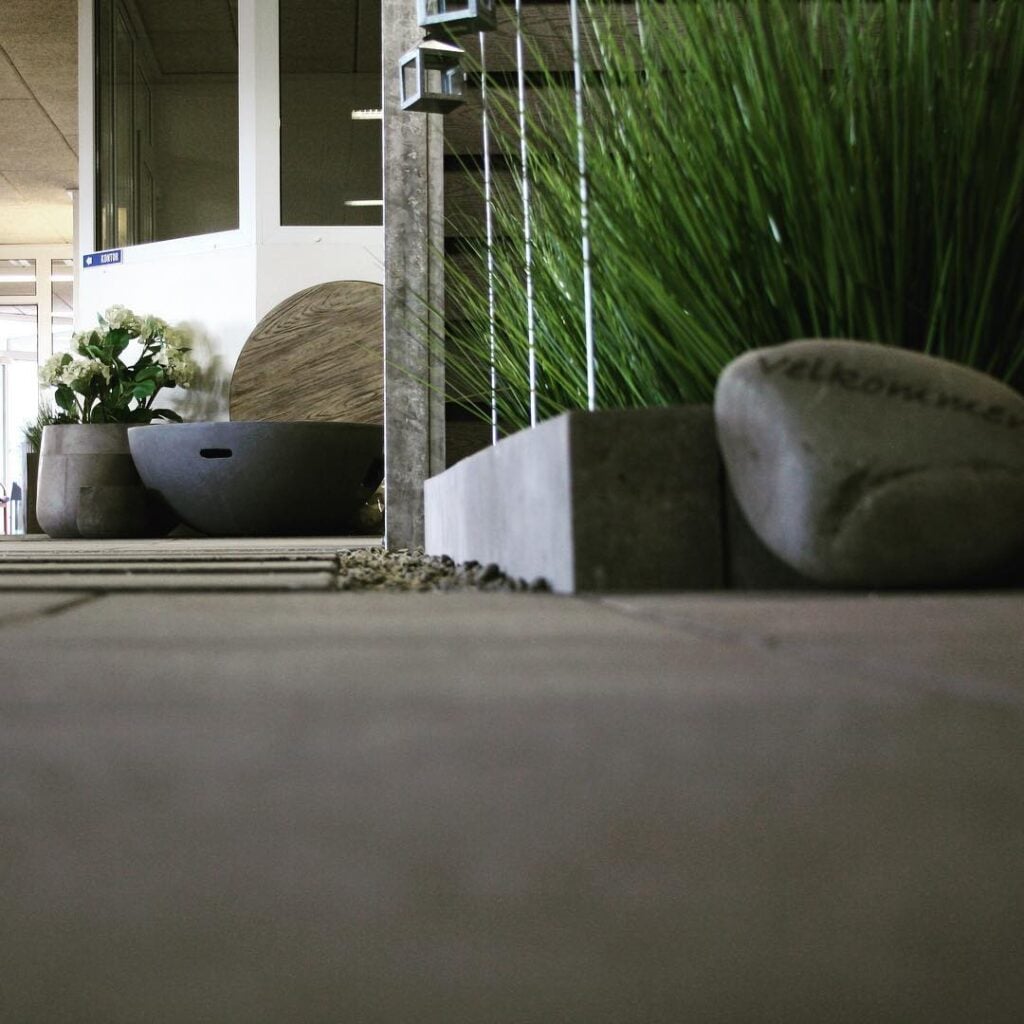 Inspiration til de små detaljer i haven #haveinspiration #stabyfliser #betonfliser…