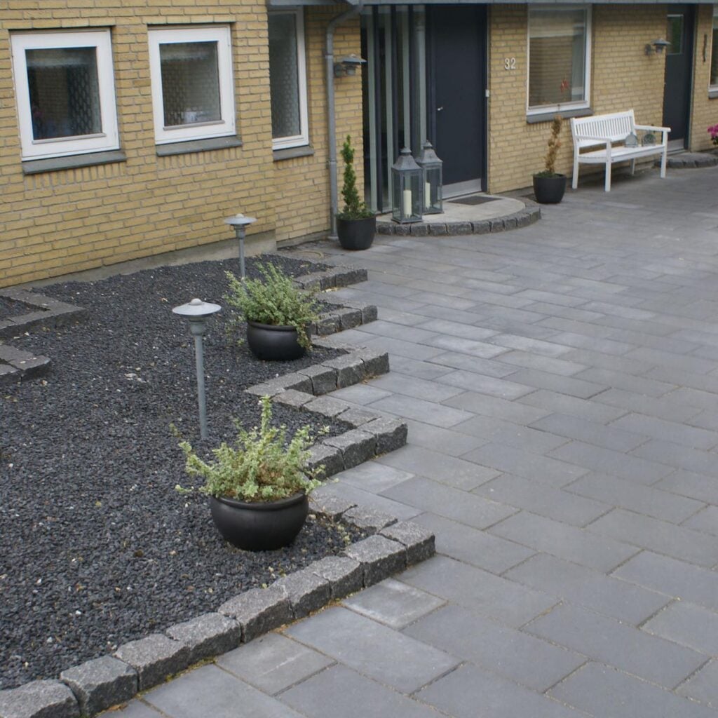 30x60 havefliser med granit brosten #forhave #brosten #granit #indkørsel #inspiration…